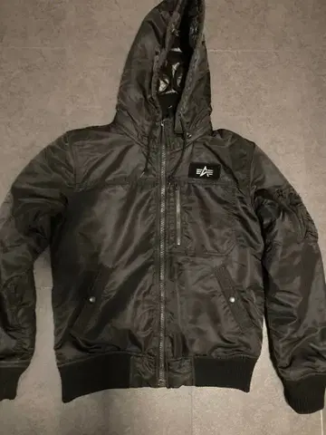 블랙 MA-1 자켓 후드 부착