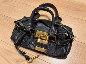 블랙 가죽 핸드백 스터드 장식