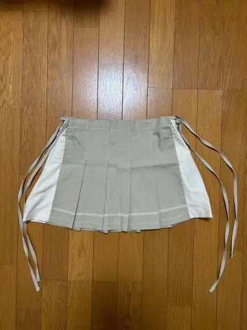 DEARSTALKER 베이지 플리츠 스커트