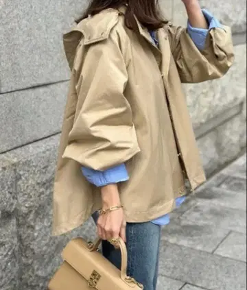 엠마 테일러 베이지 후드 부착 자켓