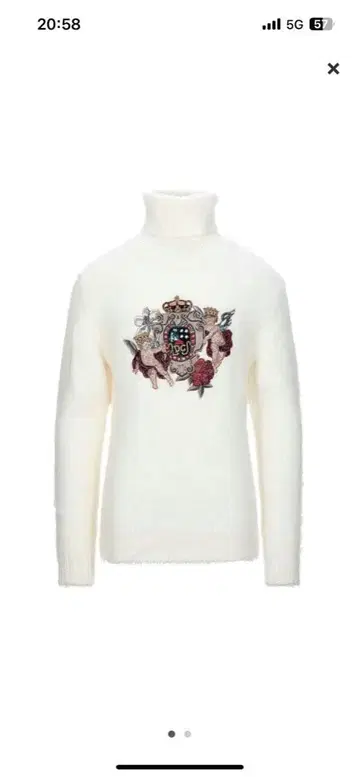 화이트 터틀넥 스웨터 자수 디자인