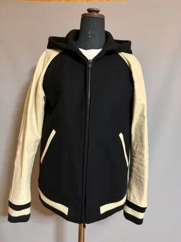 pledge 후드 부착 바시티 자켓 블랙과 아이보리