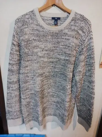 그레이 계열 크루넥 니트 스웨터