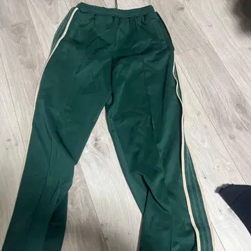 다크 그린 트랙 팬츠 사이드 스트라이프