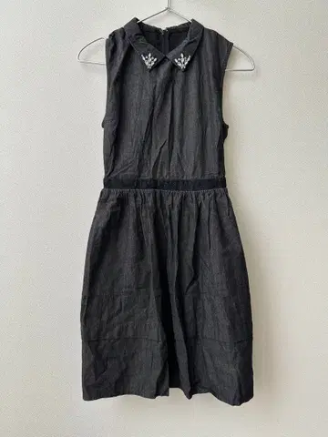 비쥬 장식 슬리브리스 무릎 기장 원피스