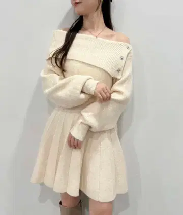 NICECLAUP 오프숄더 플리츠 니트 원피스