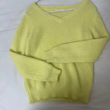 리브 V넥 스웨터 레몬 컬러