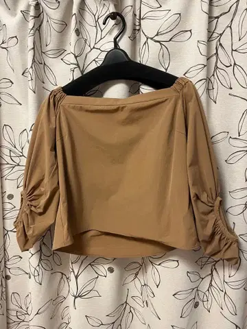 ELIN 에린 베이지 오프숄더 7부 소매 상의 풀오버 블라우스 38