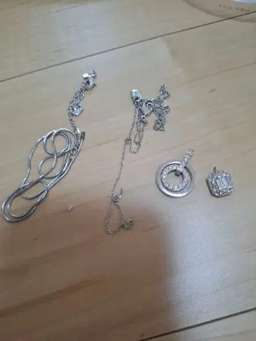 SWAROVSKI 펜던트 탑 2개 (체인 고장)