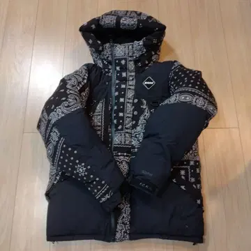 FCRB 반다나 패턴 다운 자켓 페이즐리 블랙