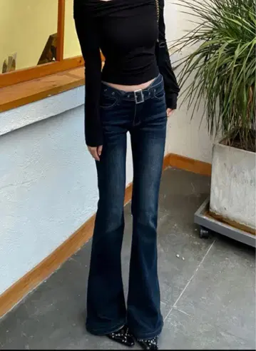 SUTORE 슬림 라인 벨트 플레어 데님