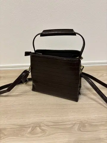 크로커다일 패턴 숄더백 다크 브라운
