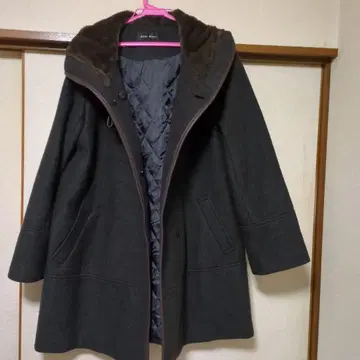 후드 부착 다크 그레이 코트