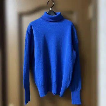 캐시미어 파랑 터틀넥 스웨터