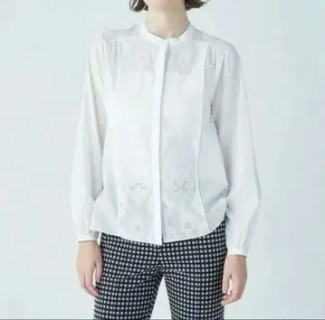 [ 새상품 24SS ] TOMORROWLAND 오너먼트 자수 블라우스