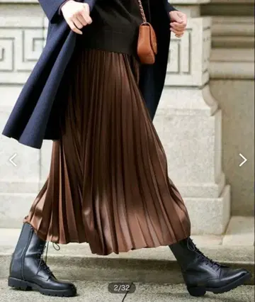 [ 거의 미사용 ] 23구 워셔블 레더라이크 새틴 플리츠 스커트 앰버