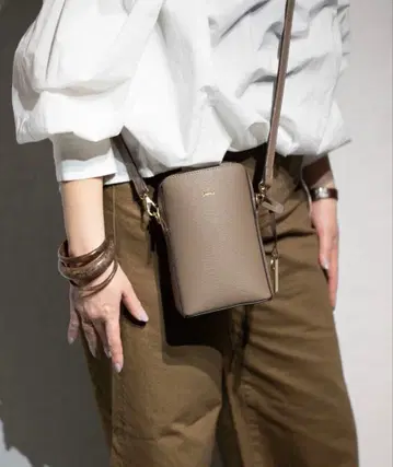 [ Ungrid ] 참 포함 스마트폰 & 여권 수납 세로형 미니 포켓