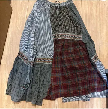 스트라이프와 체크의 롱 스커트