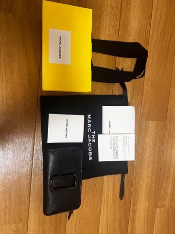 MARC JACOBS 블랙 가죽 접이식 지갑