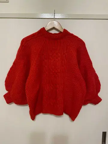 케이블 짜임 빨간 니트 벌룬 소매