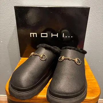 MOHI - 비트 장식 블랙 어그 부츠