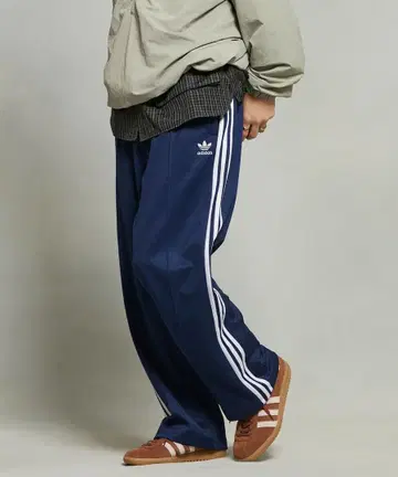 아디컬러 배기핏 파이어버드 트랙 팬츠 IZ2466