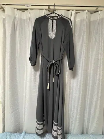 BEAMS HEART / 기하학 자수 카프탄 원피스