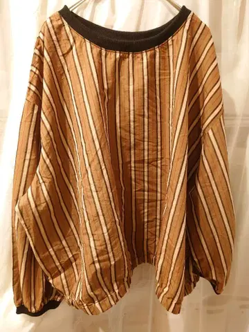 스트라이프 패턴 상의 브라운