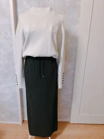 LOWRYS FARM 컷 리브 타이트 스커트