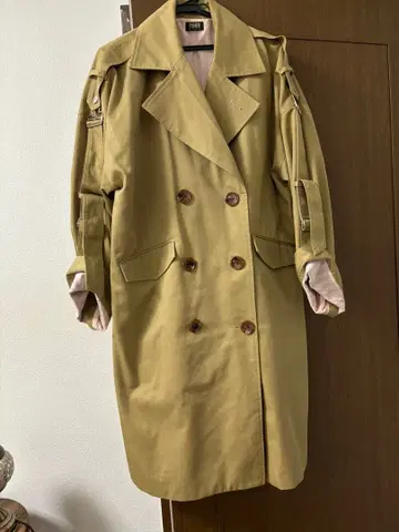 카키 더블 브레스트 트렌치코트