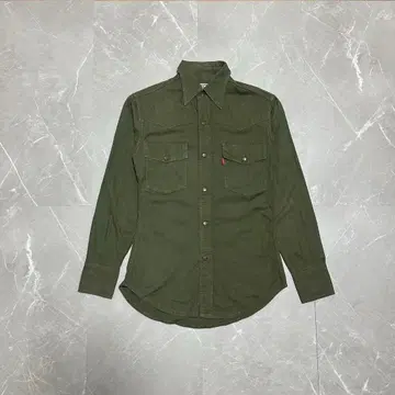 올리브 그린 긴팔 셔츠