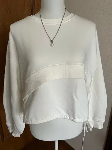 AULA AILA 풀오버 새상품급