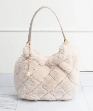 [ 완판템 ] artemis by DIANA 다이애나 퀼팅 퍼 핸드백