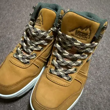 VANS MOUNTAIN EDITION 브라운 스니커즈 24.5