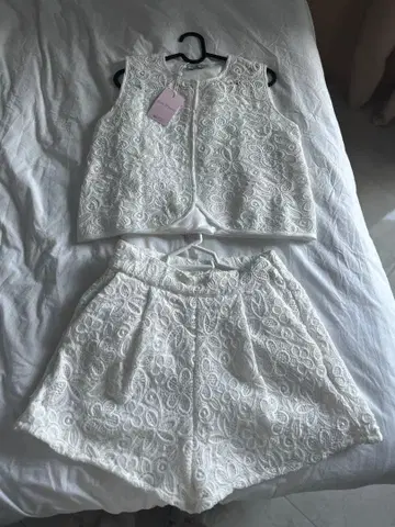 화이트 레이스 셋업 슬리브리스와 숏팬츠