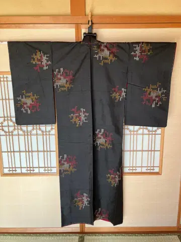 앤티크 이중 기모노 블랙 베이스에 기하학 패턴
