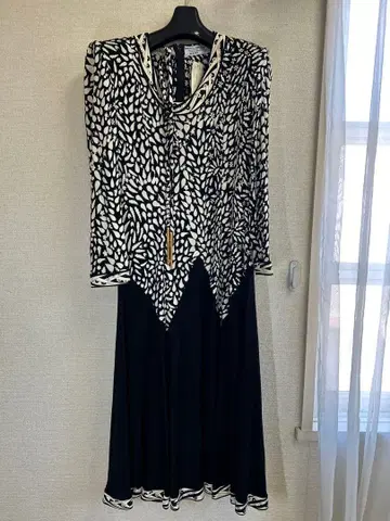 이탈리아제 화이트 블랙 비대칭 긴팔 롱 원피스