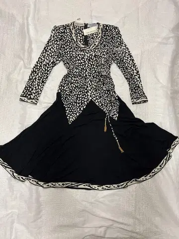 이탈리아제 화이트 블랙 비대칭 긴팔 롱 원피스