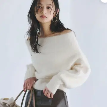 이번 시즌 anuans 라쿤 폭스 오프숄더 니트 아이보리