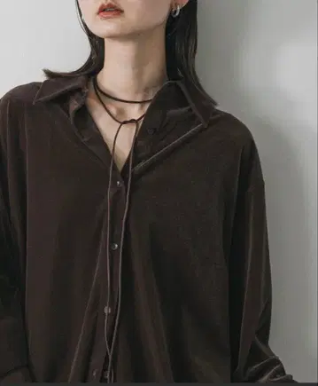 멀티 코드 부착 벨루어 셔츠