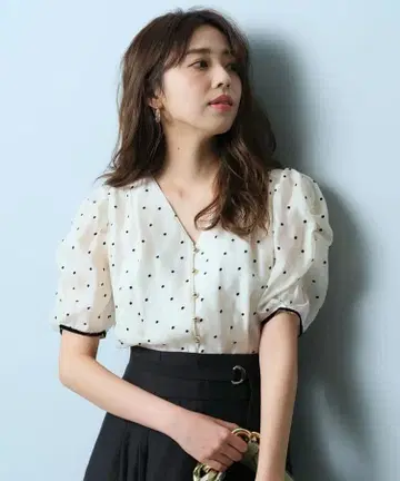 JUSGLITTY 개더 슬리브 플로키 블라우스 도트 상의