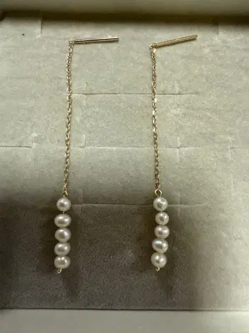 쥬얼리 츠츠미 K10 펄과 골드의 롱 귀걸이