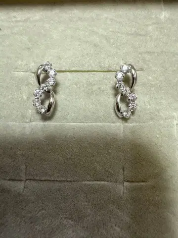 쥬얼리 츠츠미 K10 WG 크리스탈 장식 무한대 디자인 귀걸이