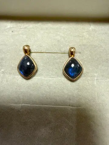 쥬얼리 츠츠미 K10 파란색 스톤 다이아몬드형 귀걸이