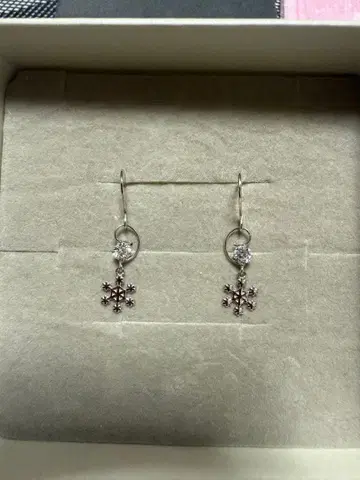 쥬얼리 츠츠미 K10WG 눈꽃 결정 디자인 훅 귀걸이