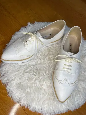 [ 새상품급 ] DIANA 다이애나 화이트 화이트 가죽 윙 칩 신발