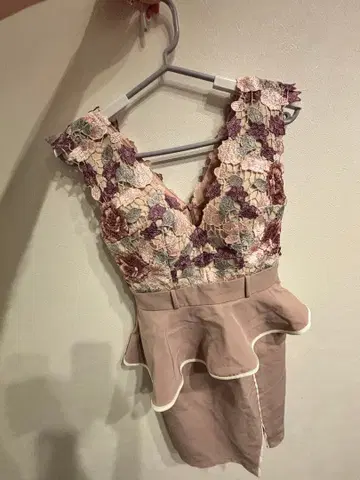 JEWELS 꽃무늬 레이스 페플럼 드레스