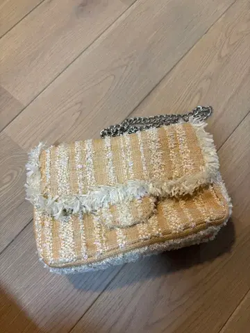 프린지 달린 베이지 바스켓백