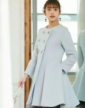 트란테안 손 드 모드 노카라 코트 비쥬 부착