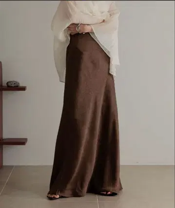 LOWRYS FARM 스트레치 새틴 스커트 브라운
